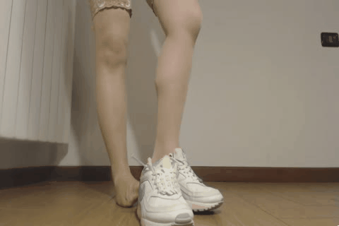 Pissing sneaker step