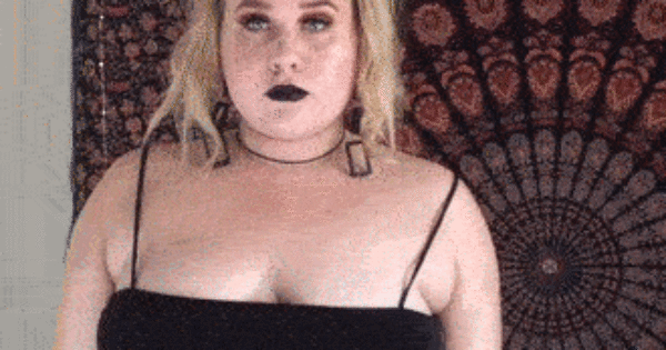 Tiddy goth showing chubby nude body